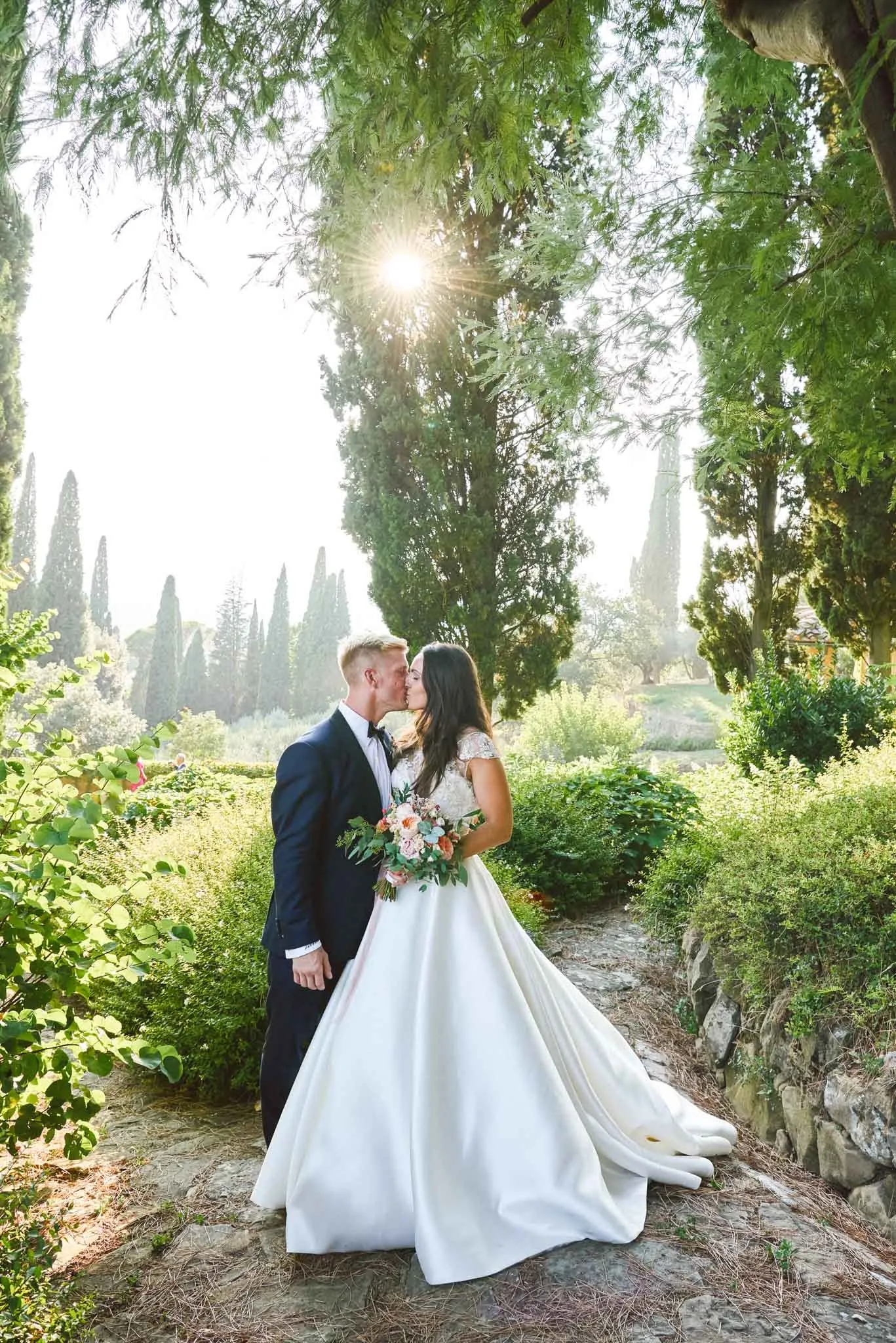 Bride and groom kissing during sunset at the villa le Fontanelle in Florence Italy