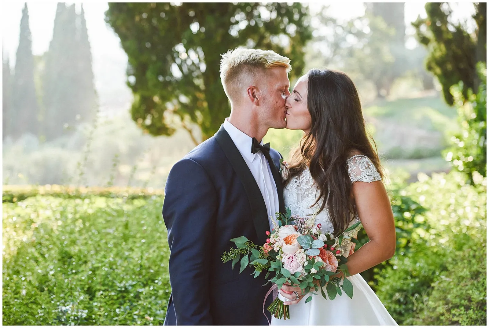 Bride and groom kissing during sunset at the villa le Fontanelle in Florence Italy