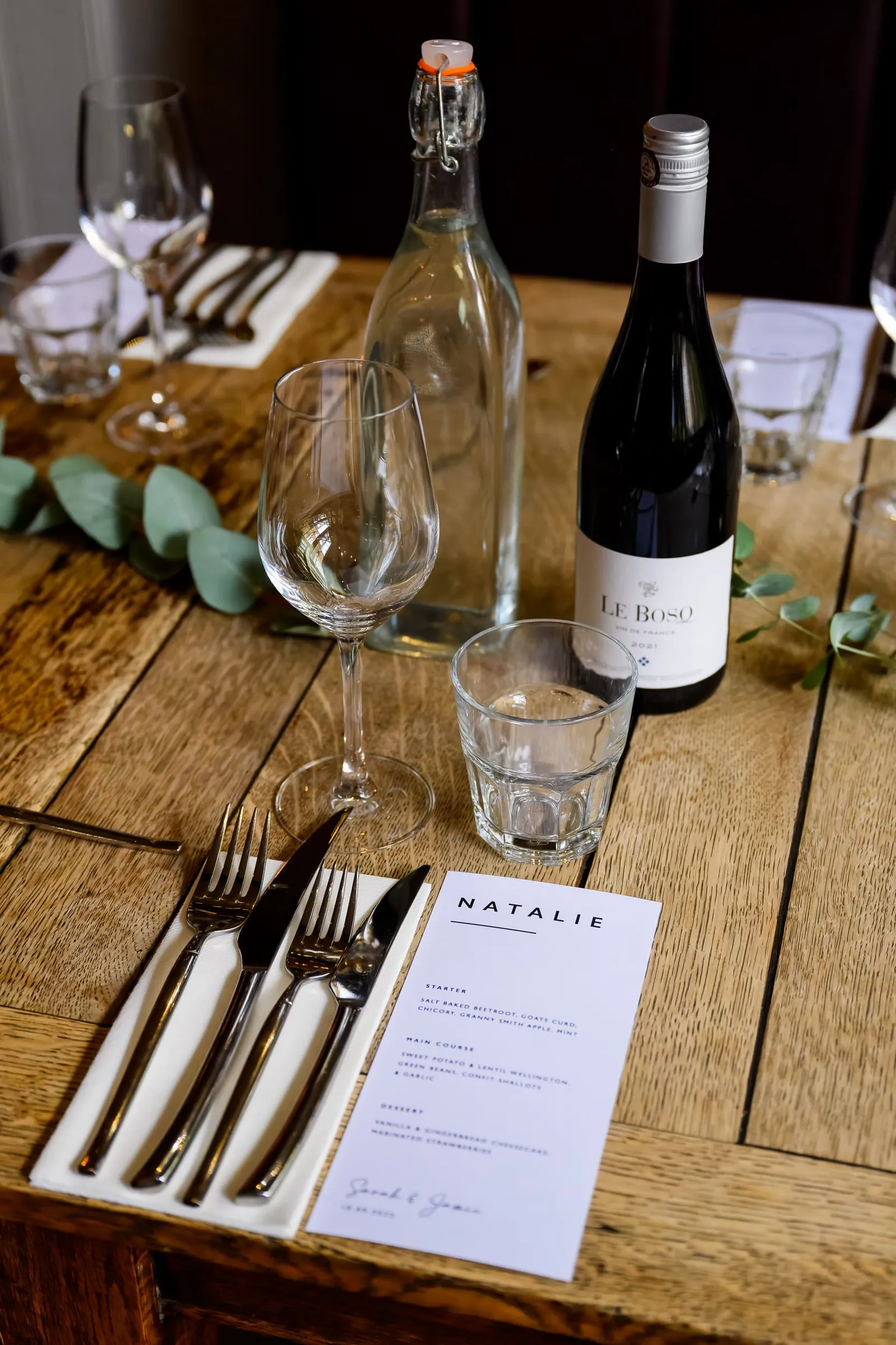 menu on wooden table with rustic flowers during the depot N7 wedding 